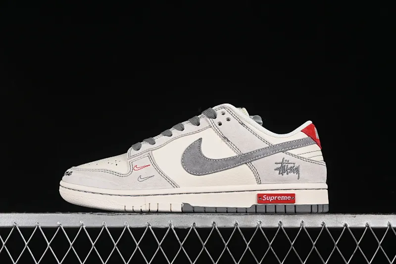 All categories Nk SB Dunk Series Nk SB Dunk Low High-end customized low-top sneakers Nk SB Dunk Low Stusi joint-embroidered gray hook Anniversary high-end customized low-top casual sneakers MM1089-033
